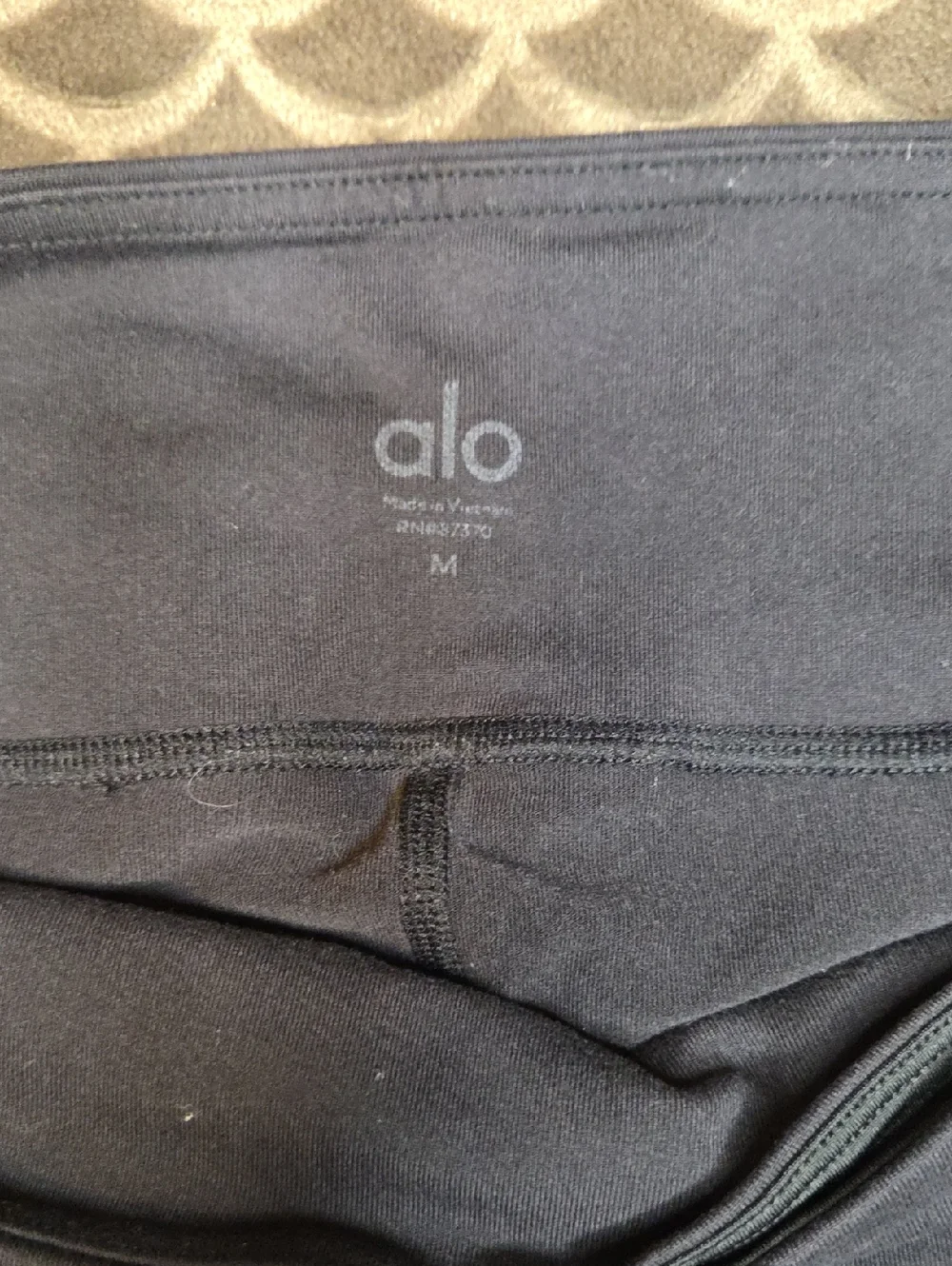 G454. Alo Airbrush High Waist Biker Shorts in Black - Size M - Picture 4 of 8